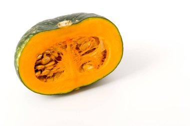 Beyaz arkaplanda yarım kesilmiş kabocha kabağı