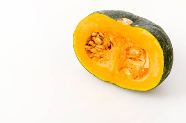 Beyaz arkaplanda yarım kesilmiş kabocha kabağı