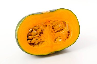 Beyaz arkaplanda yarım kesilmiş kabocha kabağı