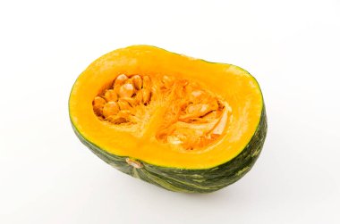 Beyaz arkaplanda yarım kesilmiş kabocha kabağı
