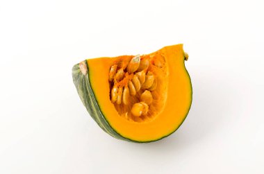 Beyaz arka planda izole edilmiş taze balkabağı (kabocha squash)