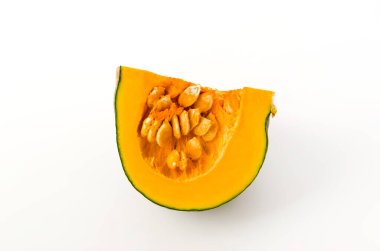 Beyaz arka planda izole edilmiş taze balkabağı (kabocha squash)