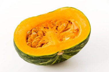 Beyaz arkaplanda yarım kesilmiş kabocha kabağı