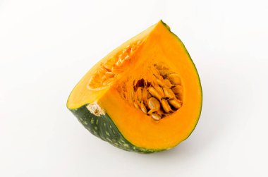 Beyaz arka planda izole edilmiş taze balkabağı (kabocha squash)