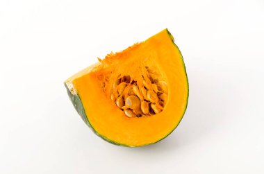 Beyaz arka planda izole edilmiş taze balkabağı (kabocha squash)