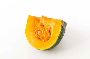 Beyaz arka planda izole edilmiş taze balkabağı (kabocha squash)