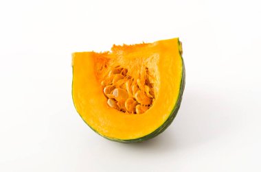 Beyaz arka planda izole edilmiş taze balkabağı (kabocha squash)