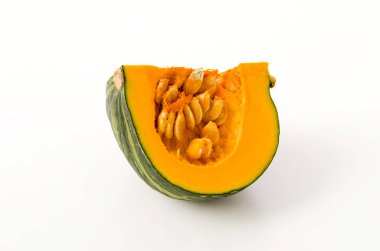 Beyaz arka planda izole edilmiş taze balkabağı (kabocha squash)