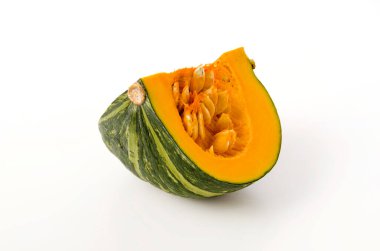 Beyaz arka planda izole edilmiş taze balkabağı (kabocha squash)