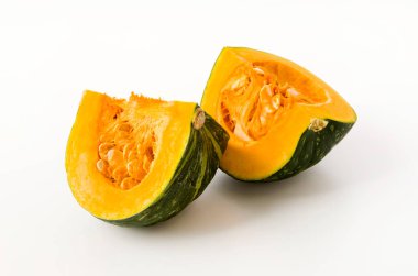 Beyaz arka planda izole edilmiş taze balkabağı (kabocha squash)