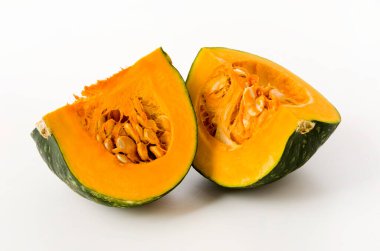 Beyaz arka planda izole edilmiş taze balkabağı (kabocha squash)