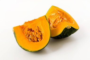 Beyaz arka planda izole edilmiş taze balkabağı (kabocha squash)