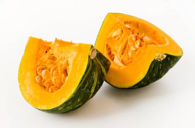 Beyaz arka planda izole edilmiş taze balkabağı (kabocha squash)