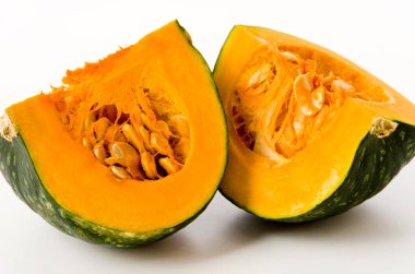 Beyaz arka planda izole edilmiş taze balkabağı (kabocha squash)