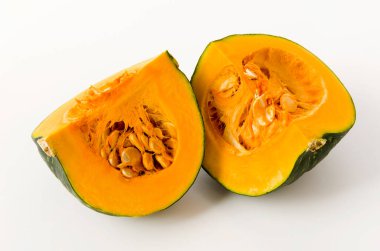 Beyaz arka planda izole edilmiş taze balkabağı (kabocha squash)