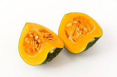 Beyaz arka planda izole edilmiş taze balkabağı (kabocha squash)