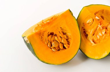 Beyaz arka planda izole edilmiş taze balkabağı (kabocha squash)