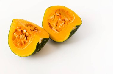 Beyaz arka planda izole edilmiş taze balkabağı (kabocha squash)