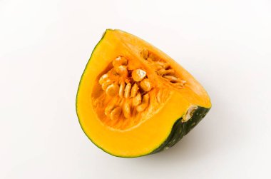 Beyaz arka planda izole edilmiş taze balkabağı (kabocha squash)