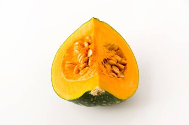 Beyaz arka planda izole edilmiş taze balkabağı (kabocha squash)
