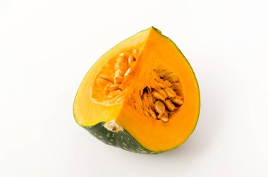 Beyaz arka planda izole edilmiş taze balkabağı (kabocha squash)
