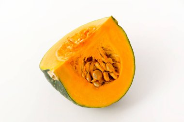 Beyaz arka planda izole edilmiş taze balkabağı (kabocha squash)