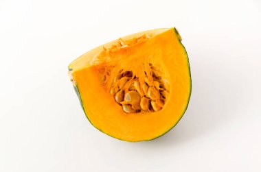Beyaz arka planda izole edilmiş taze balkabağı (kabocha squash)