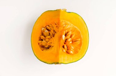 Beyaz arka planda izole edilmiş taze balkabağı (kabocha squash)