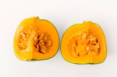 Beyaz arka planda izole edilmiş taze balkabağı (kabocha squash)
