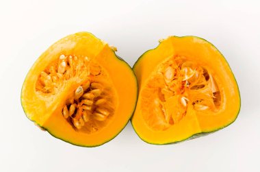 Beyaz arka planda izole edilmiş taze balkabağı (kabocha squash)