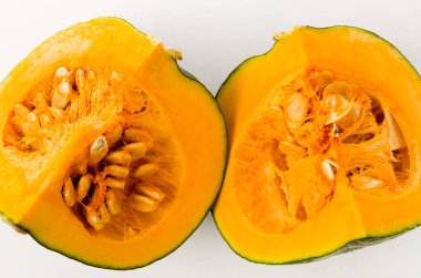 Beyaz arka planda izole edilmiş taze balkabağı (kabocha squash)