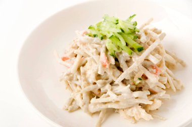 Burdock kökü ve haşlanmış tavuk salatası.