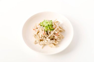 Burdock kökü ve haşlanmış tavuk salatası.