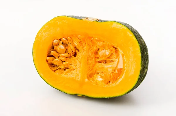 Beyaz arkaplanda yarım kesilmiş kabocha kabağı