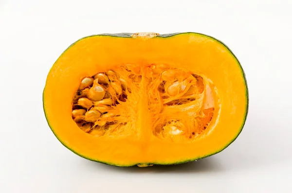 Beyaz arkaplanda yarım kesilmiş kabocha kabağı