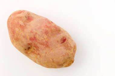 Beyaz arka planda toprak izole edilmiş taze kırmızı derili patatesler.