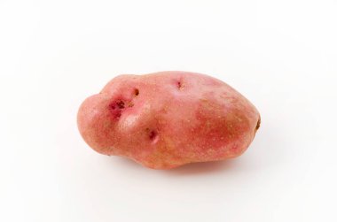 Beyaz arka planda izole edilmiş taze kırmızı derili patatesler.