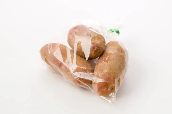 Batatas Vermelhas Frescas Com Pele Com Solo Saco Plástico Sobre — Fotografia de Stock