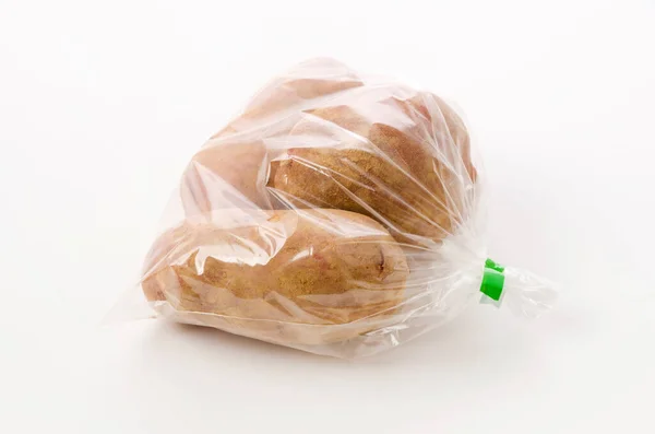 Batatas Vermelhas Frescas Com Pele Com Solo Saco Plástico Sobre — Fotografia de Stock