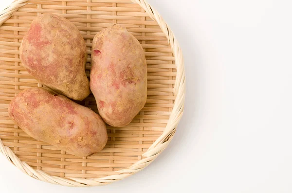 Batatas Vermelhas Frescas Com Pele Com Solo Escorredor Bambu Fundo — Fotografia de Stock