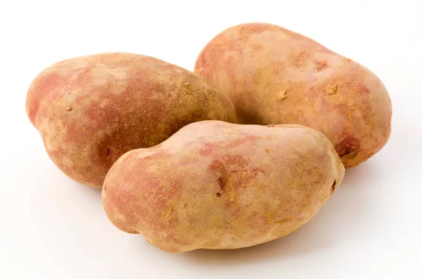 Patatas Frescas Piel Roja Con Tierra Aislada Sobre Fondo Blanco — Foto de Stock