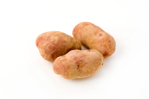Patatas Frescas Piel Roja Con Tierra Aislada Sobre Fondo Blanco — Foto de Stock