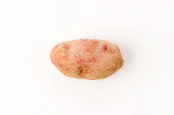 Patate Pelate Rosse Fresche Con Terreno Isolato Sullo Sfondo Bianco — Foto Stock