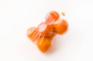 Beyaz arka planda plastik poşette taze Citrus iyo Japon narenciye meyveleri Iyokan