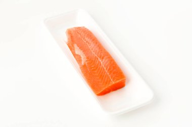 Beyaz arka planda köpük tepside gökkuşağı filetosu