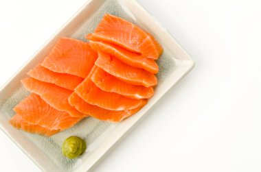 Somon balığı, çiğ gökkuşağı alabalığı dilimi ya da gökkuşağı alabalığı sashimi 