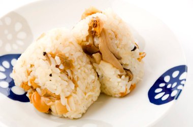 Japon yemeği, 'Shimeji no Omusubi' ye sıcak pirinç, deniz tarağı ve shimeji mantarlı pirinç topu karışımı.