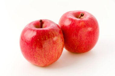 Beyaz arkaplanda taze elma 