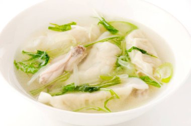 Çin böreğiyle tavuk kanadı çorbası