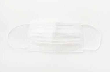 Beyaz arkaplanda tek kullanımlık yüz maskesi